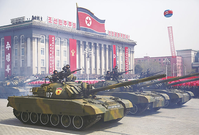 4·15 열병식 선두에 선 북한 최강 전차 ‘선군호’. 이날 ‘선군호’ 가운데 한 대가 엔진 고장으로 대열에서 이탈했다. © 양욱 제공