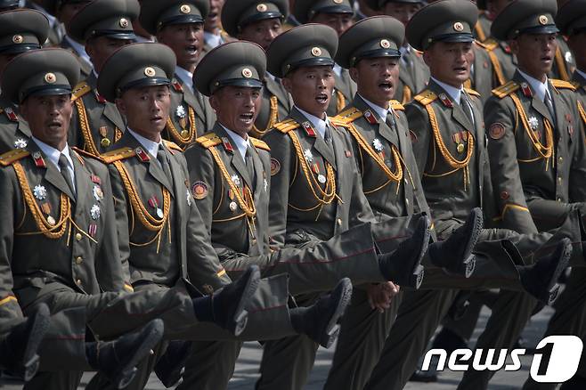 북한군이 15일(현지시간) 김일성 탄생 105년을 맞아 열병식을 하고 있다. © AFP=뉴스1