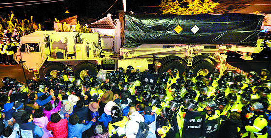 지난 26일 경북 성주에서 사드 장비가 들어오자 반대하는 시위를 벌이고 있는 시민. [중앙포토]