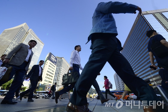 서울 광화문네거리에서 직장인들이 출근길에 나서고 있다. / 사진=뉴스1