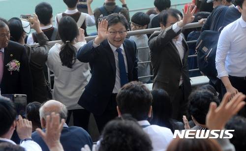 【화성=뉴시스】홍효식 기자 = 유승민 바른정당 대선후보가 27일 오후 경기 화성시 향남읍 화성종합경기타운에서 열린 경기도민체육대회 개막식에 참석해 도·시민들에게 손을 흔들며 인사하고 있다. 2017.04.27. yesphoto@newsis.com