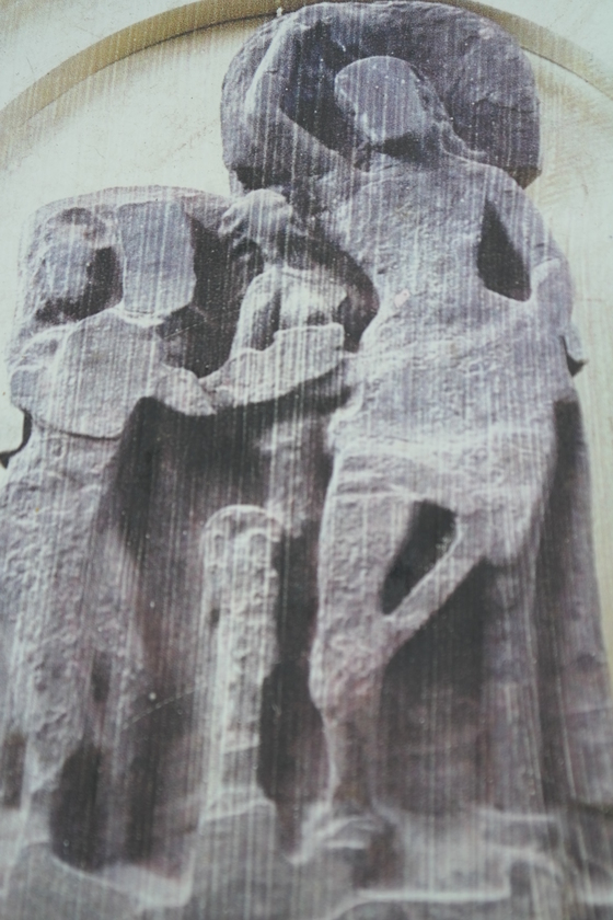 마야 데비 사원 안에 새겨놓은 마야 부인의 출산 모습. 1700년 전 이 부조가 새겨졌다고 한다.