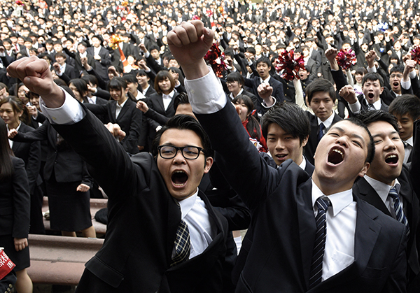 ⓒEPA 3월1일 도쿄에서 열린 구직 행사에 참여한 직업학교 졸업생 1500여 명이 구직 의지를 보여주는 선서를 하고 있다.