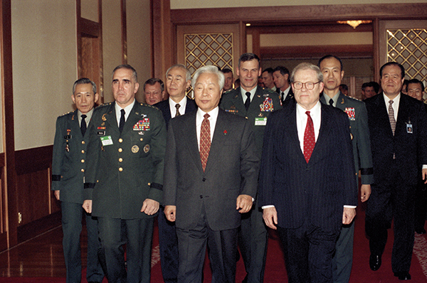ⓒ연합뉴스 레이니 주한 미국 대사(앞줄 오른쪽)는 1994년 한국에 전쟁을 통보한 바 있다. 위는 1996년 12월 청와대가 주관한 주한 미군 송년회 모습.
