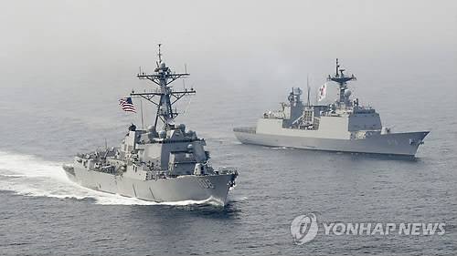 (도쿄 AFP/미 해군=연합뉴스) 일본 항공자위대의 전투기와 미국 핵항모 칼빈슨 함재 전투기가 28일(현지시간) 공동 훈련을 실시했다.항공자위대 나하 기지의 F-15 전투기 2대와 칼빈슨 항모 함재기 FA-18 전투기 2대는 이날 오키나와 동쪽의 태평양 상공에서 수십분간 편대를 꾸려 상호 기동과 통신 상황 등을 점검하는 훈련을 했다. 사진은 칼빈슨호(가운데) 전단의 미사일 구축함 웨인 E. 마이어호(왼쪽)가 지난 25일 우리 해군 구축함 왕건호와 서해에서 공동 훈련을 하는 모습. bulls@yna.co.kr