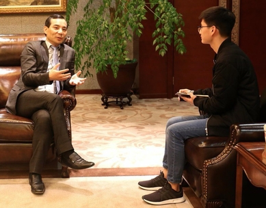 중국 신징바오는 안방보험 창업자 우샤오후이 회장(왼쪽)이 26일 인터뷰에서 양로와 의료보험을 강화할 계획이라고 밝혔다고 전했다. /신징바오