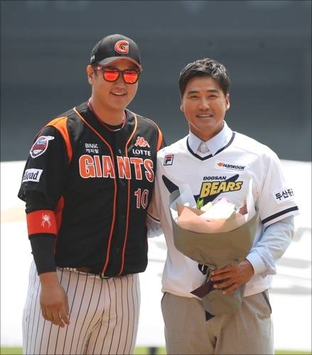 홍성흔 은퇴식에 함께 한 이대호. ⓒ 연합뉴스