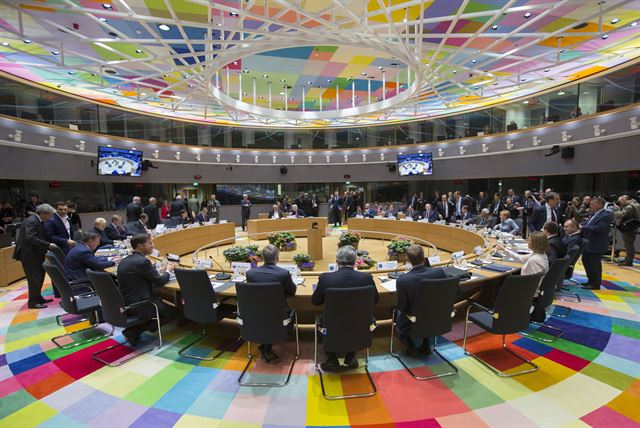 EU 27개국 정상들이 29일 벨기에 브뤼셀에서 브랙시트 대응책을 논의하기 위한 유럽연합(EU) 정상회의에 참석하고 있다. 이날 27개 회원국은 만장일치로 협상 가이드라인을 통과시켰다. 브뤼셀=EPA 연합뉴스