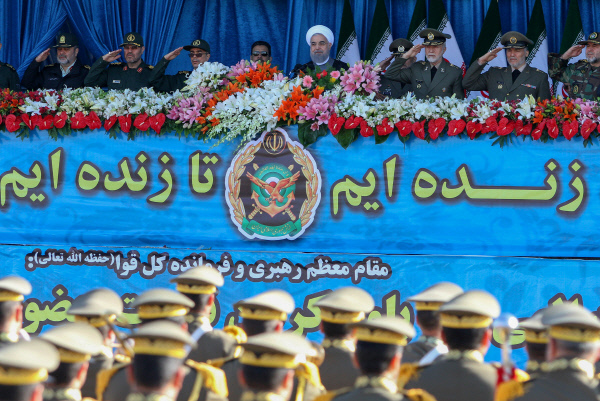 하산 로하니 이란 대통령(가운데)이 지난 18일(현지시간) 국군의 날 행사에 참석해 있다. 테헤란|AFP연합뉴스