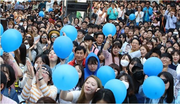 Supporters of presidential candidate Moon Jae-in of the Democratic Party hold balloons in a show of support at Daejeon, about 160 kilometers south of Seoul, on Sunday. (Yonhap)