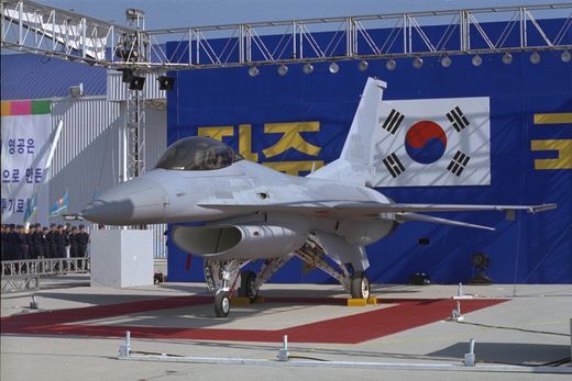 지난 1995년 한국 차세대전투기사업(KFP)으로 추진해온 F-16 C/D전투기 국내생산 기념식이 경남 사천비행장에서 거행됐다. [사진 중앙포토]