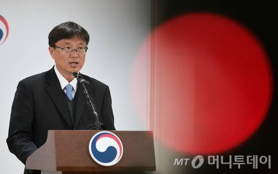 이철조 세월호현장수습본부장이 3일 오전 전남 목포신항만 취재지원센터에서 세월호 인양 고의 지연 의혹과 관련한 해명 브리핑을 하고 있다. 해수부는 지난 2일 해명자료를 통해 세월호 인양은 일부 기술적 문제로 늦춰진바 있으나, 차기 정권과의 거래 등이 있었다는 것은 전혀 사실과 다르며 인양과 관련해서는 어떠한 정치적 고려도 있을 수 없다고 밝혔다. 2017.5.3/뉴스1 <저작권자 © 뉴스1코리아, 무단전재 및 재배포 금지>