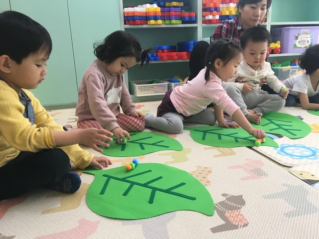 지난달 28일 경기 군포의 이주아동 어린이집에서 아이들이 애벌레에서 나비가 되는 과정을 율동과 함께 배우고 있다.