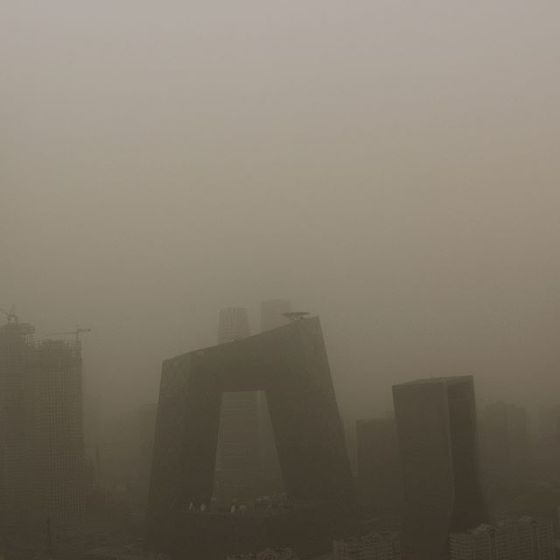 4일 중국 북부에서 불어온 미세먼지로 하늘이 흐려진 베이징. [르몽드 인스타그램]