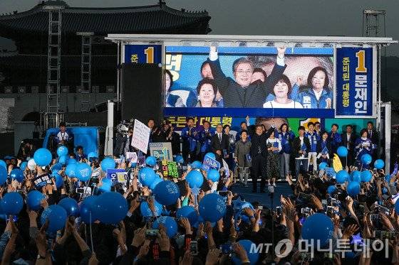 문재인 더불어민주당 대선후보가 8일 오후 광화문광장에서 열린 집중유세에 앞서 양팔을 들고 지지자들에게 인사하고 있다. 2017.5.8/뉴스1 <저작권자 © 뉴스1코리아, 무단전재 및 재배포 금지>
