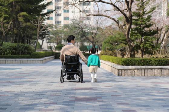 토도드라이브를 수동 휠체어에 장착한 한 남성 고객이