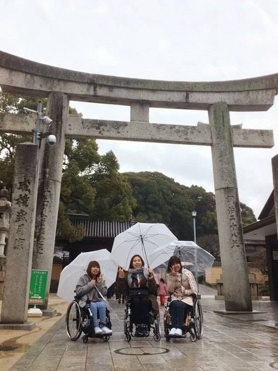 수동 휠체어에 토도드라이브를 장착한 세 여성 고객들이 심 대표에게 보내온 일본 여행 사진. 이들은