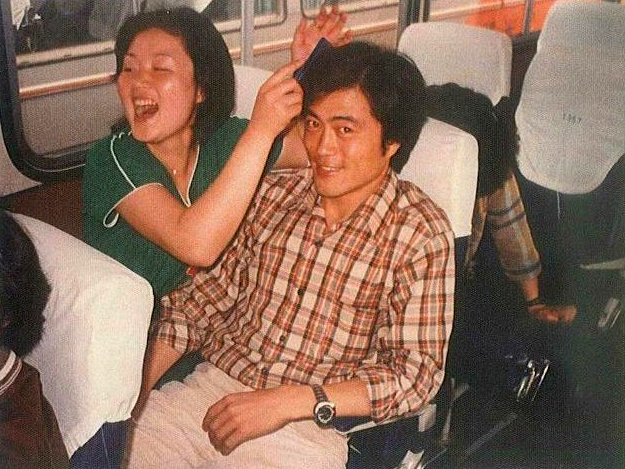 경희대 재학시절 MT를 떠나는 기차 안에서 김정숙 여사가 문재인 대통령의 머리를 빗겨주며 웃고 있다.