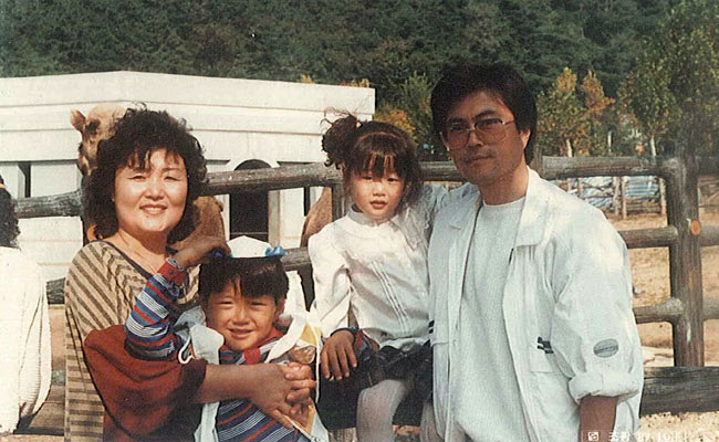 인권변호사 시절 부산동물원에서 즐거운 시간을 보내는 문재인 대통령 가족.왼쪽부터 김정숙 여사, 아들 준용, 딸 다혜씨