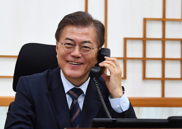 문재인 대통령이 12일 여민관 집무실에서 호주 턴불 총리 축하 전화 통화를 하고 있다. 안주영 기자 jya@seoul.co.kr