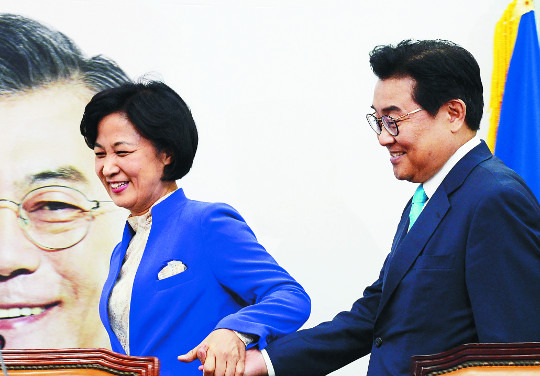 추미애 더불어민주당 대표(왼쪽)가 15일 오전 신임 인사차 예방한 전병헌 청와대 정무수석 손을 잡고 국회 당대표실로 들어서고 있다. 김지훈 기자