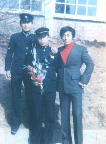 왼쪽부터 1979년 래전의 중학교 졸업식 직후 기념촬영을 한 박래군(왼쪽)·래전(가운데) 형제. 한겨레 자료사진.