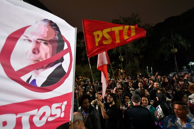 18일(현지시간) 브라질 상파울루에서 미셰우 테메르 대통령 반대 시위가 벌어졌다. [출처=AFP통신]