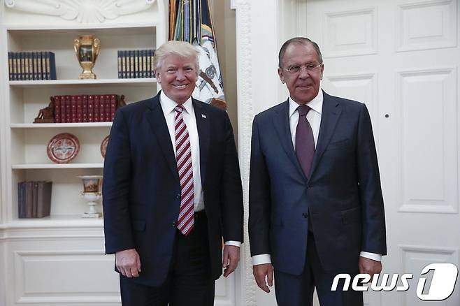 도널드 트럼프 미국 대통령(왼쪽)과 세르게이 라브로프 러시아 외무장관. © AFP=뉴스1