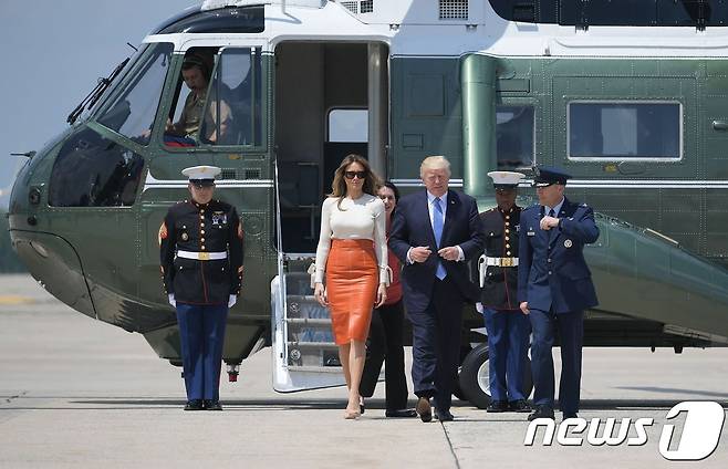 첫 해외 순방길에 오르는 트럼프 대통령 내외. © AFP=뉴스1