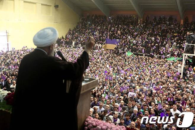 로하니 대통령이 열성 지지자들을 향해 연설하고 있다. © AFP=뉴스1