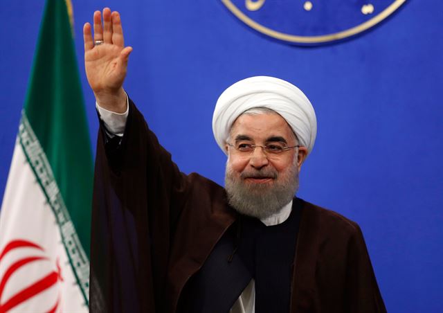 하산 로하니 이란 대통령이 방송 연설에 앞서 손을 들어 인사하고 있다. 테헤란=EPA 연합뉴스