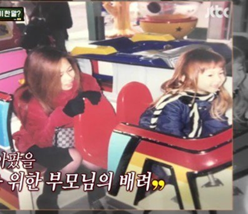 "아는형님"에 출연한 트와이스 사나가 어머니를 공개했다. 사진=JTBC "아는형님" 방송 캡쳐
