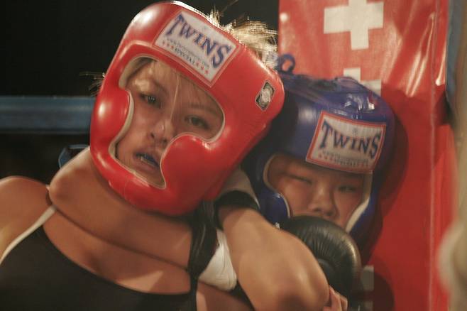 ▲ 모모가 야마사키 모모코에게 1라운드 2분 59초 만에 리어네이키드초크로 이겼다. ⓒmma-japan.net