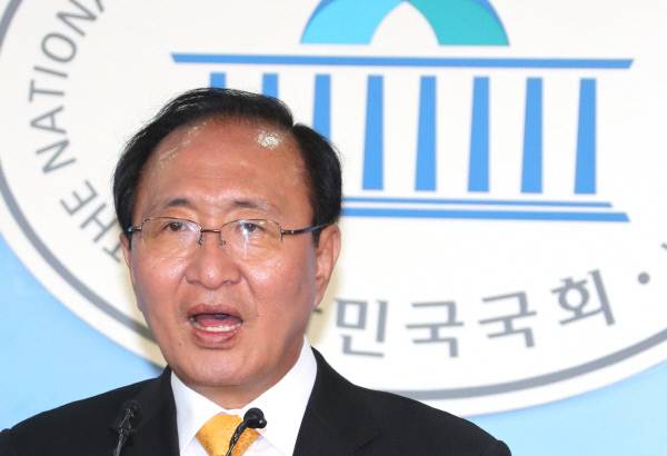 정의당 노회찬 원내대표가 19일 오후 국회 정론관에서 이날 열린 문재인 대통령과 5당 원내대표 회동 결과를 설명하고 있다. /연합뉴스