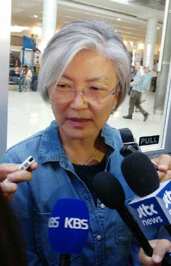 강경화 외교부 장관 후보자가 21일(현지시간) 업무차 스위스를 방문한 뒤 미국 뉴욕 JFK 공항에 도착해 기자들의 질문에 답변하고 있다. /연합뉴스