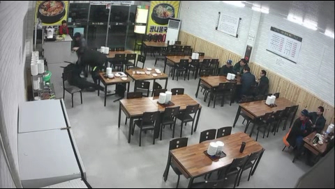 조직폭력배들이 부산의 한 식당에서 식사한 뒤 일부러 싸움을 벌이고 있다. 이들은 밥값을 내지 않고 식당을 나갔다. [부산경찰청 제공=연합뉴스]