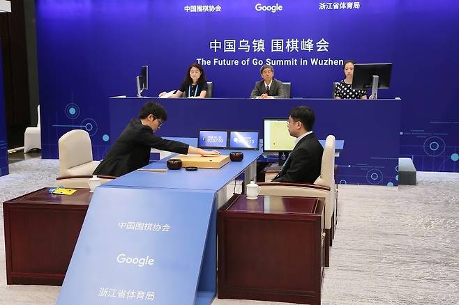 커제 9단(왼쪽)이 23일 중국 저장성 우전의 국제컨벤션센터의 특별대국실에서 인공지능(AI) 알파고와 대국을 펼치고 있다. (구글 제공) © News1