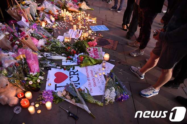23일(현지시간) 영국 북부 맨체스터 테러 현장에서 시민들이 희생자들을 추모하고 있다. © AFP=뉴스1