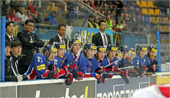 백지선 한국 아이스하키 대표팀 감독(왼쪽 상단 두 번째)은 월드챔피언십 진출 첫해 강등을 피한다는 현실적인 목표를 세웠다.(사진=하키포토 제공)