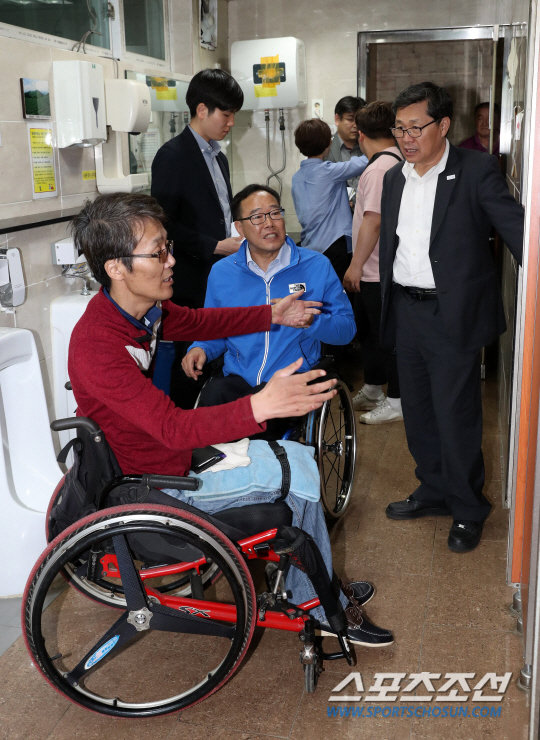 평창 패럴림픽 접근성 점검단이 강원도 평창군의 식당 화장실을 실사하고 있다