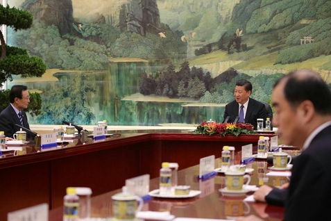 시진핑 중국 국가주석(가운데)이 19일 베이징 인민대회당에서 이해찬 특사와 얘기를 나누고 있다. /베이징 공동취재단