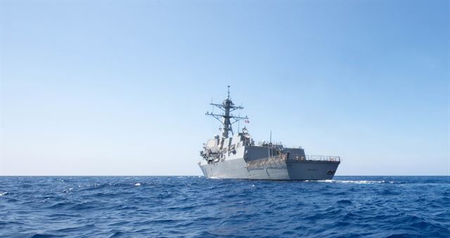 항행의자유 작전을 수행하기 위해 남중국해 해역으로 이동 중인 미국 구축함 듀이함. 미 해군이 6일 촬영해 25일 공개했다. 연합뉴스