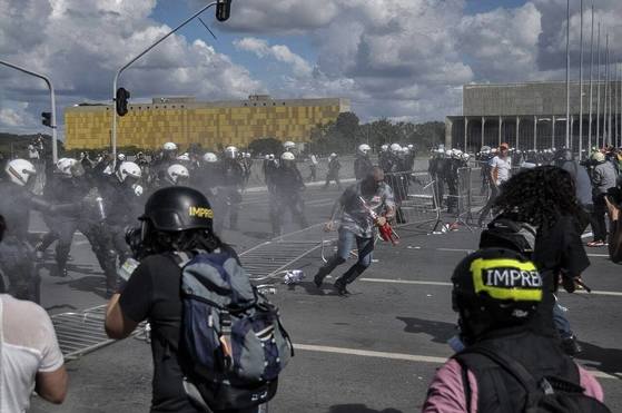 24일(현지시간) 브라질 브라질리아에서 반정부 시위대와 경찰이 충돌하고 있다. [사진 페이스북]