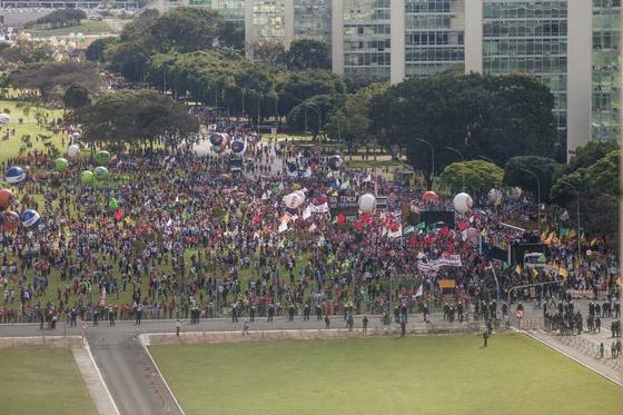 24일(현지시간) 브라질 브라질리아에서 미셰우 테메르 브라질 대통령의 퇴진을 촉구하며 정부 청사로 행진하는 시위대. [사진 페이스북]