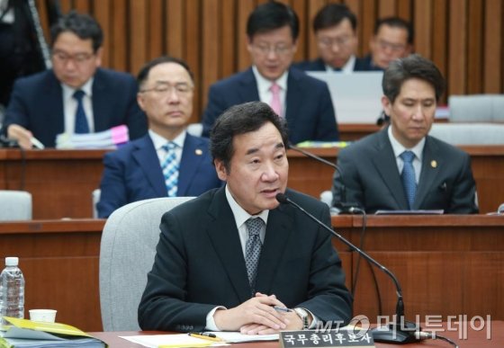 이낙연 국무총리 후보자가 25일 오전 서울 여의도 국회에서 열린 임명동의안 심사를 위한 인사청문회에서 의원들의 질의에 답하고 있다.