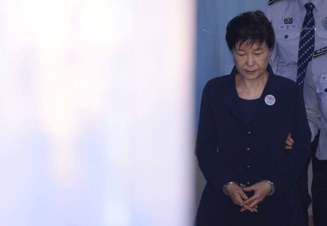 박근혜 전 대통령이 25일 서울 서초구 서울중앙지법에서 열린 2차 공판에 참석하기 위해 법정으로 향하고 있다. 공동취재사진