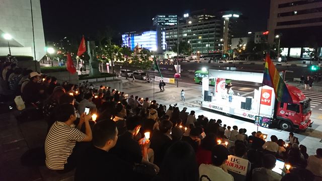 지난 24일 오후 서울 광화문 세종문화회관 앞에서 열린 '동성애자 군인 A 대위 유죄 선고 규탄 긴급행동ㆍ정당연설회'에 300여명의 시민들이 모여 발언을 듣고 있다. 박소영 기자