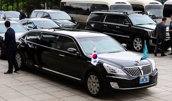문재인 대통령이 10일국회 로텐더홀에서 제19대 대통령 취임식을 하고 있을때대통령 전용차량이 주차되어 있다.