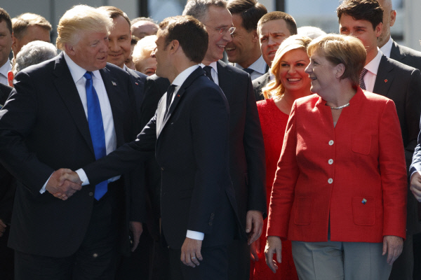 도널드 트럼프 미국 대통령이 25일 벨기에 브뤼셀에서 열린 북대서양조약기구 정상회담에서 에마뉘엘 마크롱 프랑스 대통령과 악수를 하고 있다. 브뤼셀|AP연합뉴스