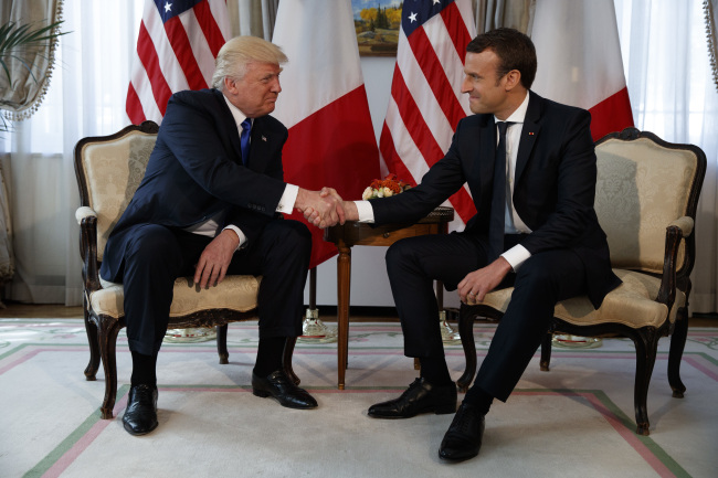 트럼프 미 대통령과 마크롱 프랑스 대통령이 첫 만남을 갖고 악수를 하고 있다. [사진=AP]